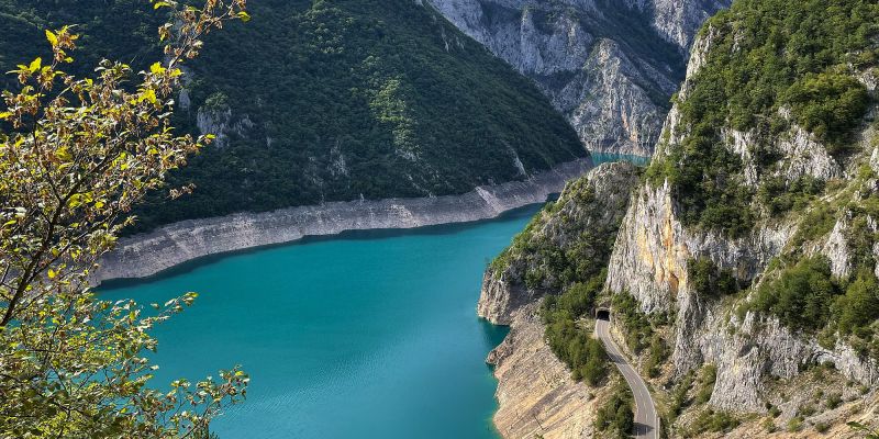 Stausee, Kloster und Küste